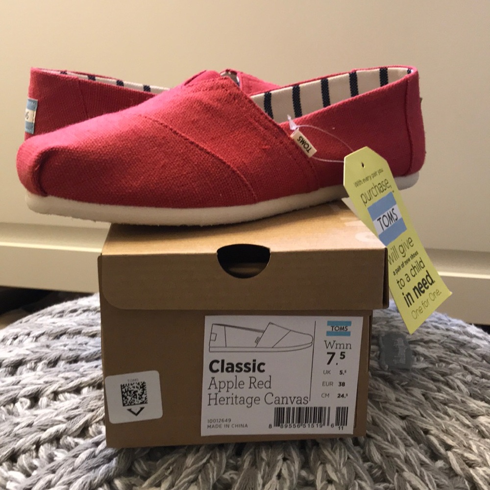 TOMS Apple Red Heritage Women’s Classics 7.5 NWT